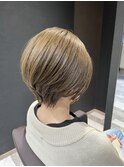 前下がりのくびれ束感ショート×オリーブベージュ
