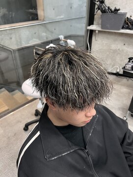 イーラ(era) メンズパーマ金メッシュ縦落ちツイスパマッシュ