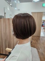 ヒビ(hibi)&nbsp;丸みショートボブ×明るい白髪染め