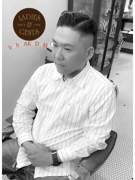 バーバー アカダマ フェードカット