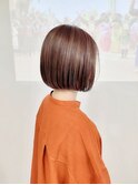 中明度カラーにハイライトが合うぱつっとボブ10代/20代30代