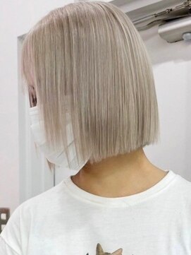 ウィコ 新宿(WICO) ペールシルバー[新宿駅/前髪/アンブレラカラー/イメチェン]