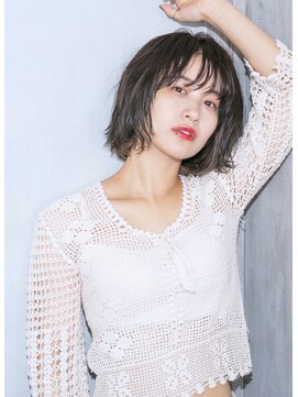 ロジェ(loje) ＊LOJE＊ 無造作な束感と動きで魅力するウェットボブ。