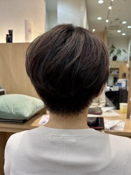 ウイバイファースト(u'i by first) 襟足がすっきりと短くカット 丸みのあるショートボブスタイル