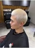 ブロンド坊主 金髪 ホワイトベージュ ハイトーンカラー 超短髪