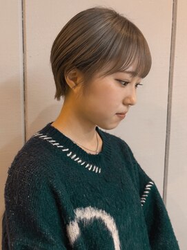 ヤリーバイミクマル(yaree by micmal.) 20代30代40代大人可愛いグレージュベージュ小顔丸みショートボブ