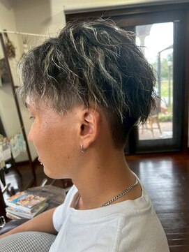 美容室 メザミー MESAMIES 刈り上げマッシュショートツイストスパイラルパーマメッシュ