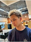スパイキーショートケアブリーチブロンド外国人風眉毛カット