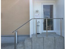 カルミア(Kalmia)の雰囲気（住宅街に佇む、落ち着いた雰囲気の入り口です。）