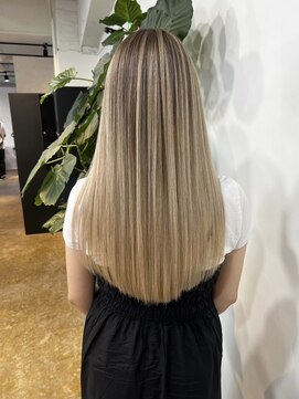 メリー オオサカ(Merly Osaka) ストレートが可愛い！ハイトーンベージュのバレイヤージュ