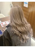 ホワイトベージュ × 巻き髪ロングヘア