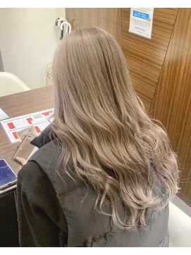 ヤヨイブレインズフェアリー(YAYOI BRAINS fairy) ホワイトベージュ × 巻き髪ロングヘア