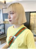ハイトーンベージュ　金髪ボブ　顔まわり　切りっぱなしボブrena