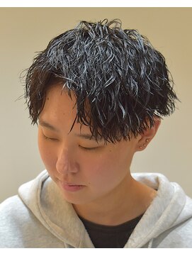 フリーク バーバーショップ 都島店(FREAK BARBER SHOP) 黒髪縦落ちツイストスパイラルパーマツーブロックアップバング