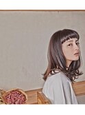 「前髪パッツン×外ハネミディ」