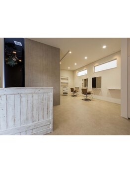 ゆとりのある空間と自然光でオーナーこだわりのリラクゼーション空間。初めての方も入りやすいのが◎