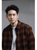 大人男子のスパイキーショート