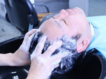 アモウ美容室の写真/日々の疲れ・ストレスは頭皮にも表れます。頭皮の硬さは人それぞれ異なります。全力でほぐさせて頂きます♪
