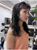無造作ラフウェーブ・赤みのない地毛風ダークカラー