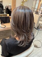 モンプルポ(momp repos) 白髪ぼかしハイライト×ハイレイヤーウルフ