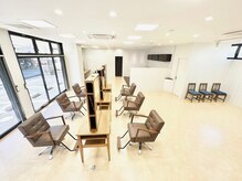 リーフ 富士店(LeaF)の雰囲気（広々とした開放感のある店内です【富士 美容室】）