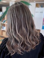 シャルムバイケンジ(Charm.by KENJE)&nbsp;レイヤーカット細めハイライト白髪ぼかし海外レイヤー東京銀座