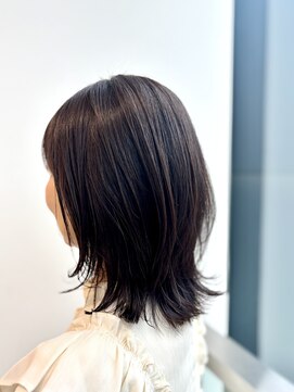 エアー 銀座タワー(AIR) 外ハネ　くびれスタイル　レイヤー　ブリーチなし　暗髪