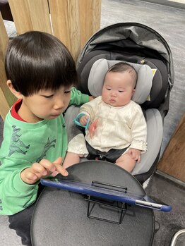 イースタイル 元町店(e-style)の写真/お子様連れ大歓迎！ベビーカーも一緒に入れる半個室で、ママだってキレイに♪美容室を諦めないあなたへ☆