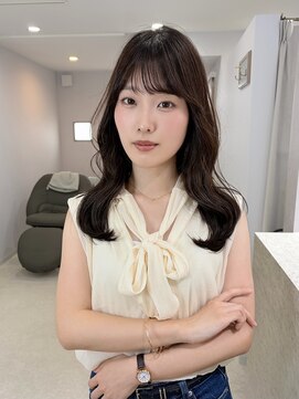 リラ(Lila’s) セミロングレイヤースタイル ダークグレージュ くびれ巻き