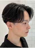 センターパートショート黒髪ビジネスツーブロック刈り上げ