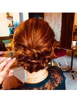 アカラ ヘアアンドメイク 宇美(Akala hair&make)&nbsp;ツヤのあるオトナのアップシニヨン