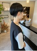 アシンメトリー刈り上げショートベリーショートツーブロック暗髪
