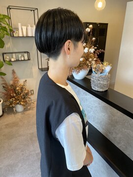 メデル(mederu) アシンメトリー刈り上げショートベリーショートツーブロック暗髪