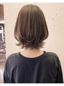 ティーシェル(TIECHEL) 小顔イメチェン、ブルーグレージュカラーくびれレイヤーボブ