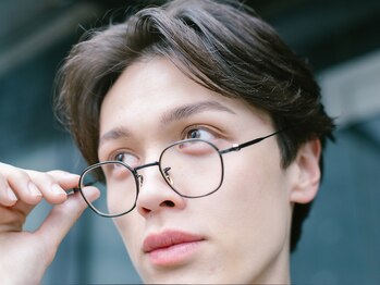 HAK.銀座[Men's/メンズカット/ニュアンスパーマ/フェザーパーマ/シャドウパーマ/眉毛]の写真/【90分で清潔感完成】第一印象が変わる！メンズヘア&メンズ眉毛&スキンケアをトータルで提案★[Men's]