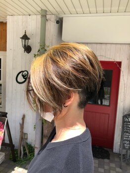 ヘアランド オズ(hair land Oz)の写真/後頭部の美しさ、艶、毛束を意識した似合わせショートを提案します。誰もが振り返るショートヘアへ。