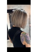 レイヤーボブハイライトブリーチレイヤーハイトーングレージュ