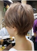 ショートヘアショートボブ白髪ぼかしハイライトカラーボブ