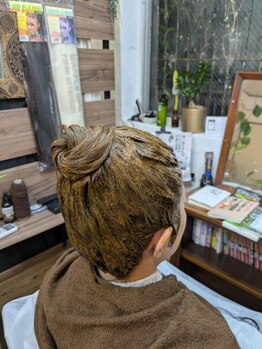 白髪やパサつき、くせ毛、頭皮のべたつきなど年齢を重ねた髪のお悩みにおすすめ！髪と頭皮に優しいカラー◎