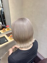 グロー(glow) ホワイトベージュ×外ハネボブ