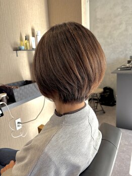 ジンビ(JINBI)の写真/髪のお悩みも相談しやすい、寄り添い型のスタイリストが理想のスタイルに★通いやすい価格帯が嬉しい♪