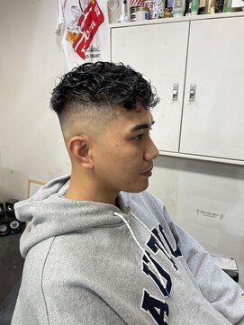 メリケンバーバーショップ フクオカ(MERICAN BARBERSHOP FUK) 前おろしパーマスキンフェード