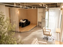 エイプリル(APRIL)の雰囲気（落ち着いた雰囲気の店内）