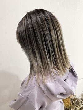 キュー(cue) 【cue】切りっぱなしボブ×ホワイトベージュバレ