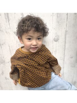 シルエット 子ども　おしゃれパーマ　ハイライト