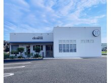エレメント(element)の雰囲気（大型駐車場を完備。立地は、車が駐車し易い交差点角地です。）