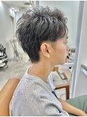 ツーブロック刈り上げアップバングショートパーマ風メンズヘア