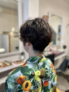 トレパルッキエーレ(tre parrucchiere) ［-tre-］刈り上げパーマ