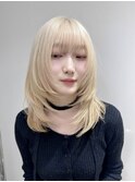 ヘーゼルベージュバタフライカットミディアムレイヤーカットボブ
