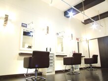 ノッティングヒル ヘアーアンドユー(NOTTINGHILL hair&you)の雰囲気（開放的な店内～お席は４席のみ）